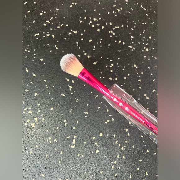 LUNA MAGIC | SUPERSTAR: 999 HIGHLIGHTER BRUSH - Picture 3 of 3
